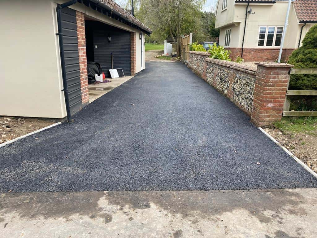 This is a newly installed tarmac driveway. All works carried out by New Romney Driveways