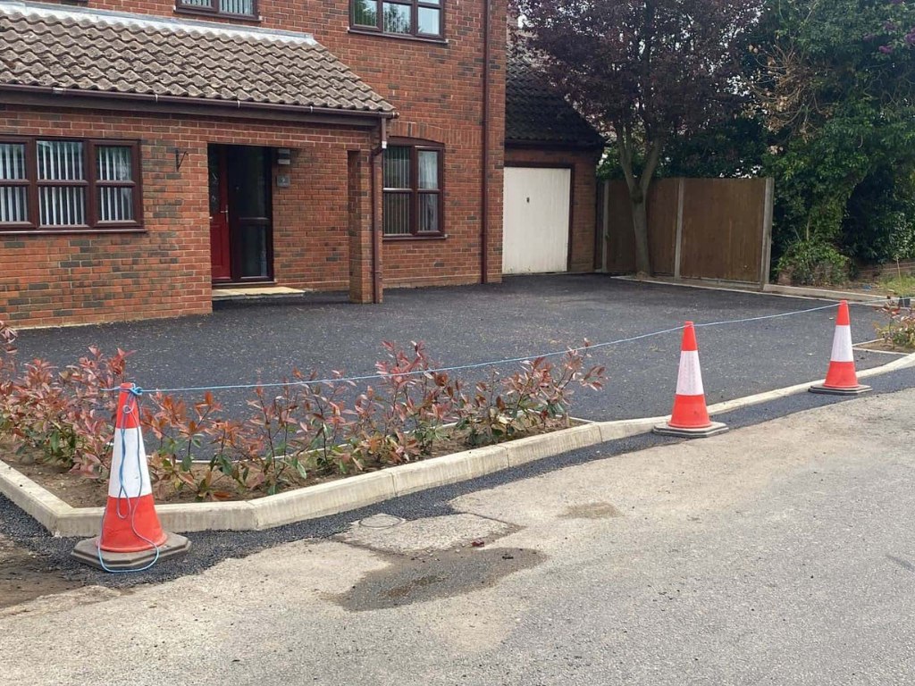 This is a newly installed tarmac driveway just installed by New Romney Driveways